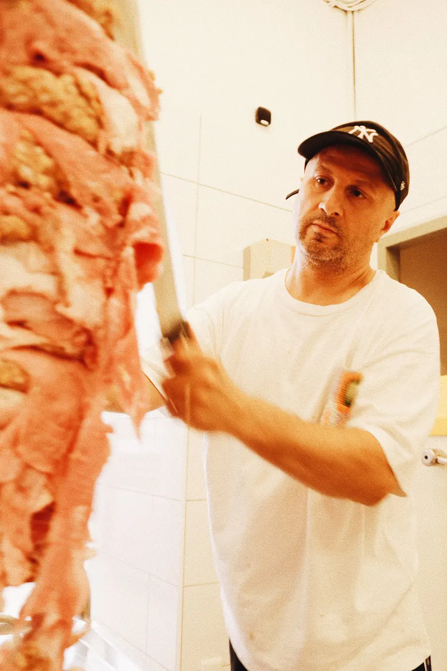 Fleisch wird von Hand mariniert